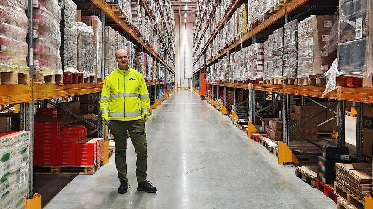 Tuonannonsuunnittelija Pasi Heino DSV:n varastossa